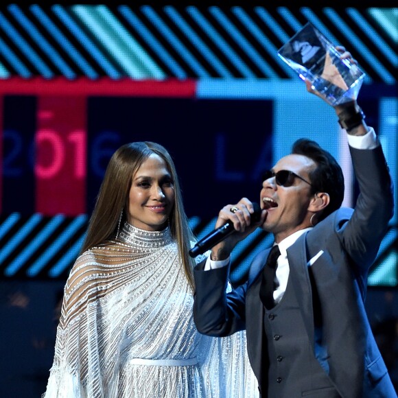 Marc Anthony recevant des mains de Jennifer Lopez le trophée "personnalité de l'année" lors de la 17e édition des Latin Grammy Awards au T-Mobile Arena à Las Vegas le 17 novembre 2016