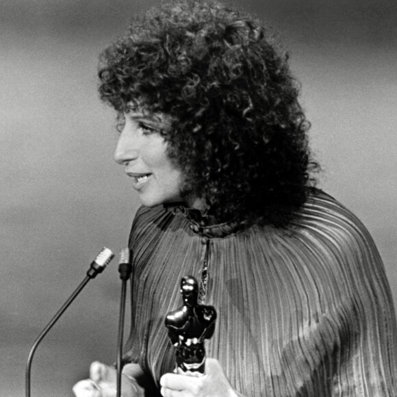 Barbra Streisand à la 49e cérémonie des Oscars en 1977. Elle avait décroché l'Oscar de la meilleure chanson originale pour "Evergreen", dans le film "Une étoile est née".