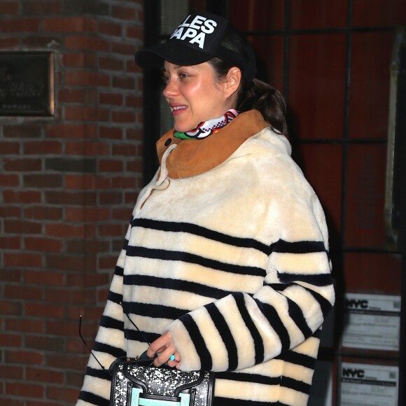 Marion Cotillard, enceinte, sort de son hôtel à East Village. New York, le 17 novembre 2016.  Marion Cotillard, pregnant, leaves her hotel in East Village. New York, November 17th, 2016.17/11/2016 - New York