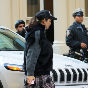 Marion Cotillard, enceinte, se promène et fait du shopping à New York, le 17 novembre 2016.  Marion Cotillard, pregnant, is shopping in New York. November 17th, 2016.17/11/2016 - New York