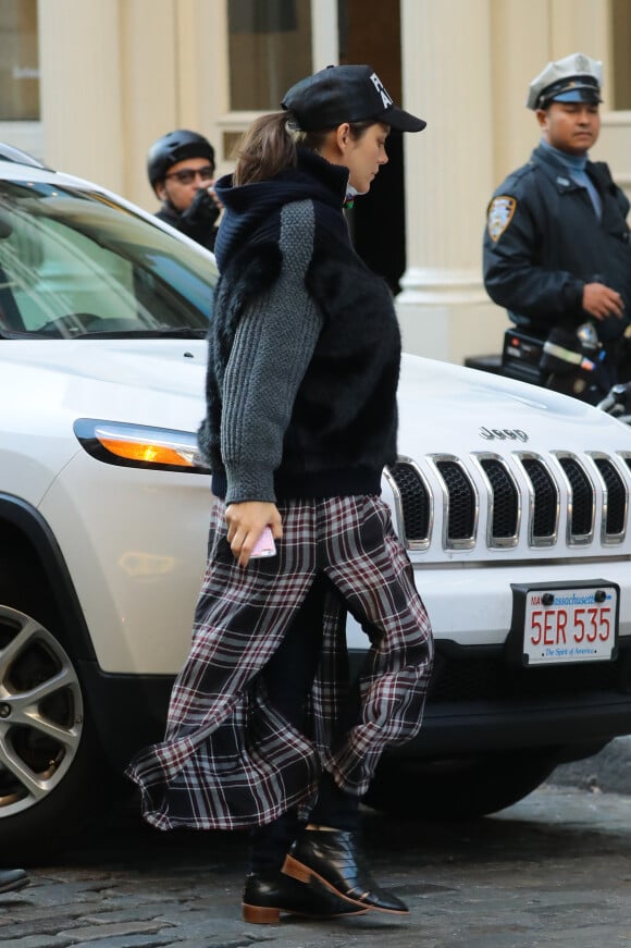 Marion Cotillard, enceinte, se promène et fait du shopping à New York, le 17 novembre 2016.  Marion Cotillard, pregnant, is shopping in New York. November 17th, 2016.17/11/2016 - New York