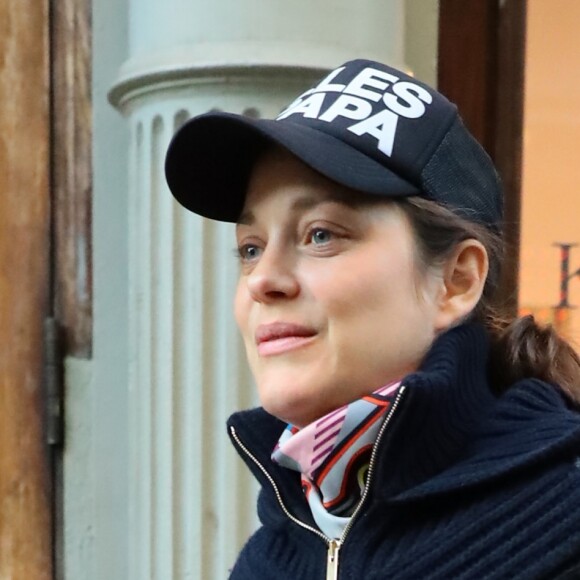 Marion Cotillard, enceinte, se promène et fait du shopping à New York, le 17 novembre 2016.  Marion Cotillard, pregnant, is shopping in New York. November 17th, 2016.17/11/2016 - New York