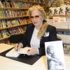 Sylvie Vartan présente son livre intitulé "Maman" lors d'une séance de dédicace à la librairie Lamartine à Paris le 12 mai 2016. © Coadic Guirec/Bestimage