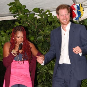 Le prince Harry lors d'une réception organisée par le premier ministre à Antigua, à l'occasion de son voyage officiel de 15 jours dans les Caraïbes. Le 21 novembre 2016  On november 21st 2016. Prince Harry dances with Claudette Peters at a reception held by The Prime Minister of Antigua, on the second day of his tour of the Caribbean.21/11/2016 - Antigua