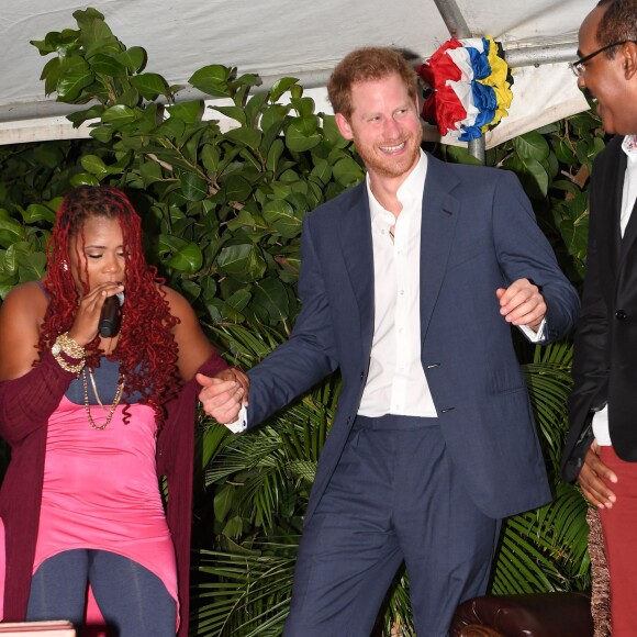 Le prince Harry lors d'une réception organisée par le premier ministre à Antigua, à l'occasion de son voyage officiel de 15 jours dans les Caraïbes. Le 21 novembre 2016  On november 21st 2016. Prince Harry dances with Claudette Peters at a reception held by The Prime Minister of Antigua, on the second day of his tour of the Caribbean.21/11/2016 - Antigua