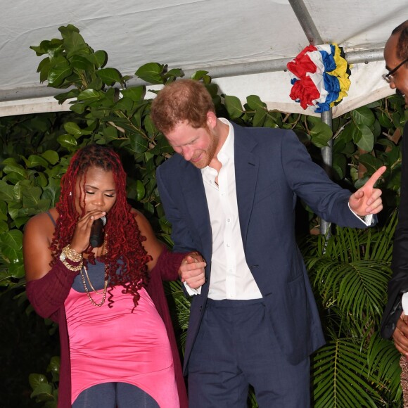 Le prince Harry lors d'une réception organisée par le premier ministre à Antigua, à l'occasion de son voyage officiel de 15 jours dans les Caraïbes. Le 21 novembre 2016  On november 21st 2016. Prince Harry dances with Claudette Peters at a reception held by The Prime Minister of Antigua, on the second day of his tour of the Caribbean.21/11/2016 - Antigua