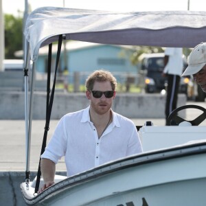 Le prince Harry visite les mangroves à La Barbade, pour voir les oiseaux frégatidés, à l'occasion de son voyage de 15 jours dans les Caraïbes. Le 22 novembre 2016  Prince Harry takes a boat tour through mangroves on the island of Barbuda to see one of the largest colonies of frigate birds in the word, as he continues his tour of the Caribbean.22/11/2016 - La Barbade