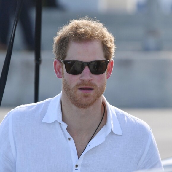 Le prince Harry visite une réserve d'oiseaux à Barbuda lors de son voyage officielle dans les Caraïbes le 22 novembre 2016.  Prince Harry visiting the Frigate Bird Sanctuary in Barbuda during his tour of the Caribbean. 22 November 2016.22/11/2016 - 