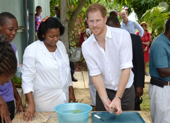 Le prince Harry visite l'école Sir McChesney George sur l'Ile de Barbuda lors de son voyage dans les Caraïbes le 22 novembre 2016.  Prince Harry visits the Sir McChesney George High School, on the island of Barbuda in the Caribbean, as he views how students manage and utilise the natural resources they have access to on an island state, as he continues his tour of the Caribbean.22/11/2016 - Barbuda