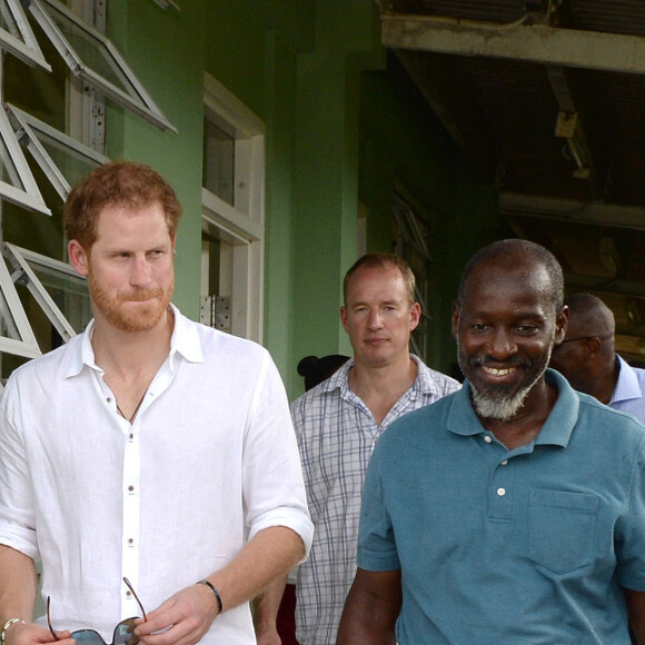 Le prince Harry visite l'école Sir McChesney George sur l'Ile de Barbuda lors de son voyage dans les Caraïbes le 22 novembre 2016.  Prince Harry visits the Sir McChesney George High School, on the island of Barbuda in the Caribbean, as he views how students manage and utilise the natural resources they have access to on an island state, as he continues his tour of the Caribbean.22/11/2016 - Barbuda