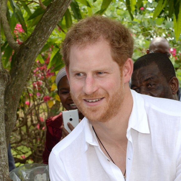 Le prince Harry visite l'école Sir McChesney George sur l'Ile de Barbuda lors de son voyage dans les Caraïbes le 22 novembre 2016.  Prince Harry visits the Sir McChesney George High School, on the island of Barbuda in the Caribbean, as he views how students manage and utilise the natural resources they have access to on an island state, as he continues his tour of the Caribbean.22/11/2016 - Barbuda