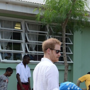 Le prince Harry visite l'école Sir McChesney George sur l'Ile de Barbuda lors de son voyage dans les Caraïbes le 22 novembre 2016.  Prince Harry visits the Sir McChesney George High School, on the island of Barbuda in the Caribbean, as he views how students manage and utilise the natural resources they have access to on an island state, as he continues his tour of the Caribbean.22/11/2016 - Barbuda