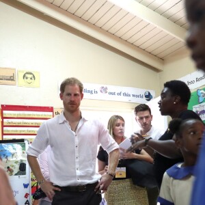 Le prince Harry a rencontré de jeunes enfants lors de sa visite dans une école à La Barbade, à l'occasion de son voyage de 15 jours dans les Caraïbes. Le 22 novembre 2016  Prince Harry joins pupils at Holy Trinity primary school and nursery on the island of Barbuda as they prepare to celebrate the 93rd anniversary of the school's Founders' Day, as he continues his tour of the Caribbean.22/11/2016 - La Barbade