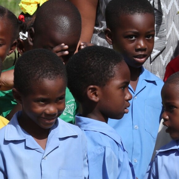 Le prince Harry a rencontré de jeunes enfants lors de sa visite dans une école à La Barbade, à l'occasion de son voyage de 15 jours dans les Caraïbes. Le 22 novembre 2016  Prince Harry meets school-children after he took a boat tour through mangroves on the island of Barbuda to see one of the largest colonies of frigate birds in the world, as he continues his tour of the Caribbean.22/11/2016 - La Barbade