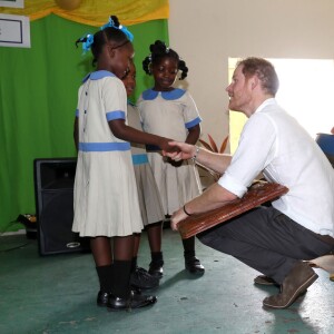 Le prince Harry a rencontré de jeunes enfants lors de sa visite dans une école à La Barbade, à l'occasion de son voyage de 15 jours dans les Caraïbes. Le 22 novembre 2016  Prince Harry joins pupils at Holy Trinity primary school and nursery on the island of Barbuda as they prepare to celebrate the 93rd anniversary of the school's Founders' Day, as he continues his tour of the Caribbean.22/11/2016 - La Barbade