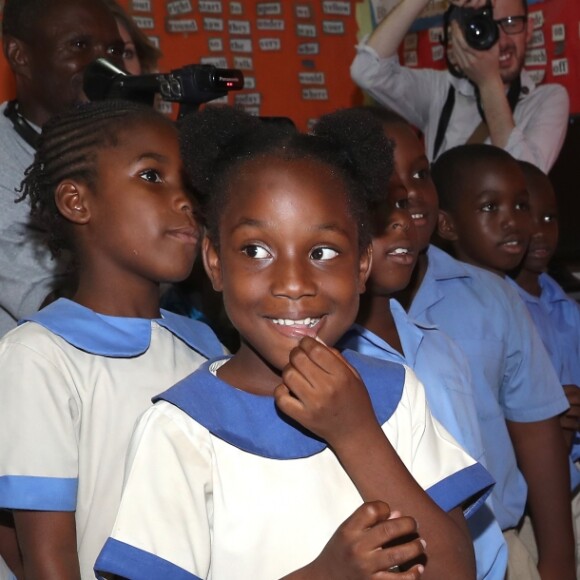 Le prince Harry a rencontré de jeunes enfants lors de sa visite dans une école à La Barbade, à l'occasion de son voyage de 15 jours dans les Caraïbes. Le 22 novembre 2016  Prince Harry joins pupils at Holy Trinity primary school and nursery on the island of Barbuda as they prepare to celebrate the 93rd anniversary of the school's Founders' Day, as he continues his tour of the Caribbean.22/11/2016 - 