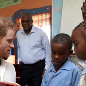 Le prince Harry a rencontré de jeunes enfants lors de sa visite dans une école à La Barbade, à l'occasion de son voyage de 15 jours dans les Caraïbes. Le 22 novembre 2016  Prince Harry joins pupils at Holy Trinity primary school and nursery on the island of Barbuda as they prepare to celebrate the 93rd anniversary of the school's Founders' Day, as he continues his tour of the Caribbean.22/11/2016 - 