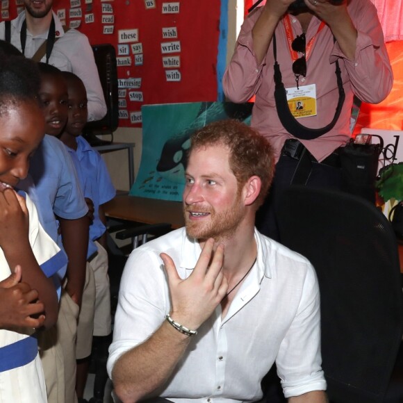 Le prince Harry a rencontré de jeunes enfants lors de sa visite dans une école à La Barbade, à l'occasion de son voyage de 15 jours dans les Caraïbes. Le 22 novembre 2016  Prince Harry joins pupils at Holy Trinity primary school and nursery on the island of Barbuda as they prepare to celebrate the 93rd anniversary of the school's Founders' Day, as he continues his tour of the Caribbean.22/11/2016 - 