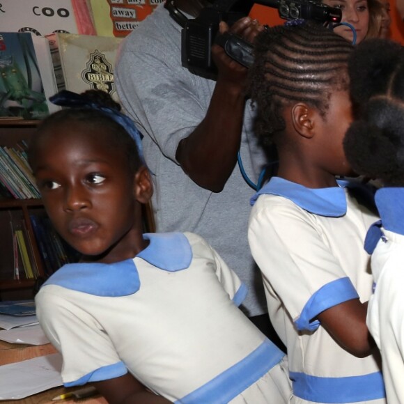 Le prince Harry a rencontré de jeunes enfants lors de sa visite dans une école à La Barbade, à l'occasion de son voyage de 15 jours dans les Caraïbes. Le 22 novembre 2016  Prince Harry joins pupils at Holy Trinity primary school and nursery on the island of Barbuda as they prepare to celebrate the 93rd anniversary of the school's Founders' Day, as he continues his tour of the Caribbean.22/11/2016 - 