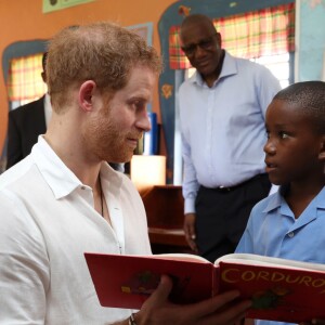 Le prince Harry a rencontré de jeunes enfants lors de sa visite dans une école à La Barbade, à l'occasion de son voyage de 15 jours dans les Caraïbes. Le 22 novembre 2016  Prince Harry joins pupils at Holy Trinity primary school and nursery on the island of Barbuda as they prepare to celebrate the 93rd anniversary of the school's Founders' Day, as he continues his tour of the Caribbean.22/11/2016 - 