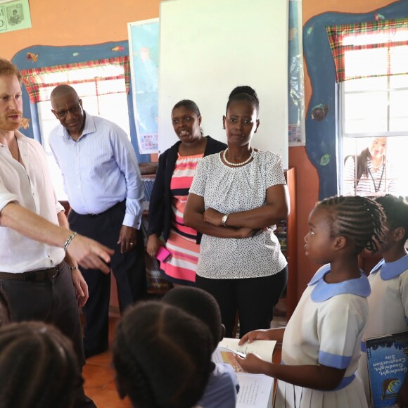 Le prince Harry a rencontré de jeunes enfants lors de sa visite dans une école à La Barbade, à l'occasion de son voyage de 15 jours dans les Caraïbes. Le 22 novembre 2016  Prince Harry joins pupils at Holy Trinity primary school and nursery on the island of Barbuda as they prepare to celebrate the 93rd anniversary of the school's Founders' Day, as he continues his tour of the Caribbean.22/11/2016 - 