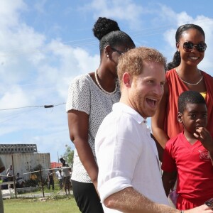 Le prince Harry a rencontré de jeunes enfants lors de sa visite dans une école à La Barbade, à l'occasion de son voyage de 15 jours dans les Caraïbes. Le 22 novembre 2016  Prince Harry joins pupils at Holy Trinity primary school and nursery on the island of Barbuda as they prepare to celebrate the 93rd anniversary of the school's Founders' Day, as he continues his tour of the Caribbean.22/11/2016 - 