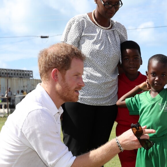 Le prince Harry a rencontré de jeunes enfants lors de sa visite dans une école à La Barbade, à l'occasion de son voyage de 15 jours dans les Caraïbes. Le 22 novembre 2016  Prince Harry joins pupils at Holy Trinity primary school and nursery on the island of Barbuda as they prepare to celebrate the 93rd anniversary of the school's Founders' Day, as he continues his tour of the Caribbean.22/11/2016 - 