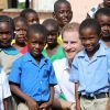 Le prince Harry visite une école primaire à Barbuda lors de son voyage dans les Caraïbes le 22 novembre 2016.  Prince Harry joins pupils at Holy Trinity primary school and nursery on the island of Barbuda as they prepare to celebrate the 93rd anniversary of the school's Founders' Day, as he continues his tour of the Caribbean.22/11/2016 - 