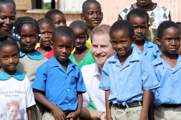 Le prince Harry visite une école primaire à Barbuda lors de son voyage dans les Caraïbes le 22 novembre 2016.  Prince Harry joins pupils at Holy Trinity primary school and nursery on the island of Barbuda as they prepare to celebrate the 93rd anniversary of the school's Founders' Day, as he continues his tour of the Caribbean.22/11/2016 - 