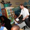 Le prince Harry visite une école primaire à Barbuda lors de son voyage dans les Caraïbes le 22 novembre 2016.  Prince Harry joins pupils at Holy Trinity primary school and nursery on the island of Barbuda as they prepare to celebrate the 93rd anniversary of the school's Founders' Day, as he continues his tour of the Caribbean.22/11/2016 - 