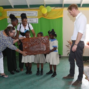 Le prince Harry visite une école primaire à Barbuda lors de son voyage dans les Caraïbes le 22 novembre 2016.  Prince Harry joins pupils at Holy Trinity primary school and nursery on the island of Barbuda as they prepare to celebrate the 93rd anniversary of the school's Founders' Day, as he continues his tour of the Caribbean.22/11/2016 - 