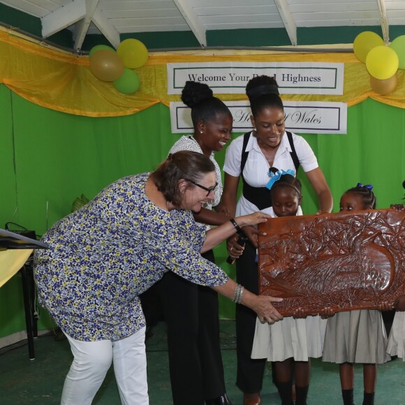 Le prince Harry visite une école primaire à Barbuda lors de son voyage dans les Caraïbes le 22 novembre 2016.  Prince Harry joins pupils at Holy Trinity primary school and nursery on the island of Barbuda as they prepare to celebrate the 93rd anniversary of the school's Founders' Day, as he continues his tour of the Caribbean.22/11/2016 - 