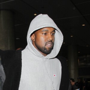Kanye West à l'aéroport de Los Angeles le 15 novembre 2016.  Kanye West arrives at LAX Airport on november 15, 2016.15/11/2016 - Los Angeles