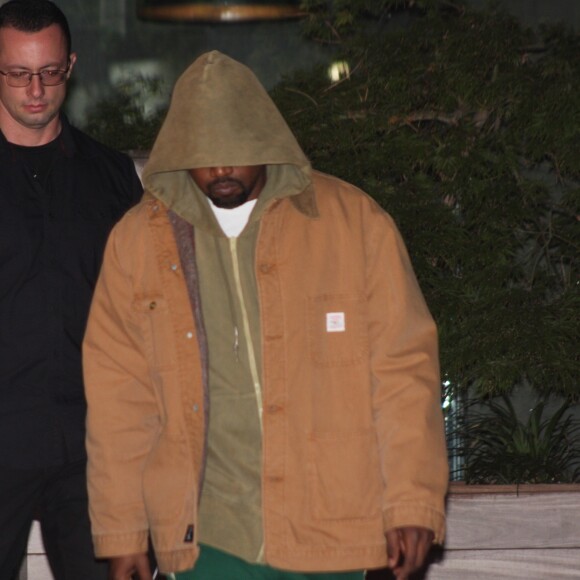 Kanye West quitte son appartement à New York, le 4 octobre 2016, après l'agression de Kim Kardashian à Paris. © William ReganGlobe Photos via ZUMA Wire/Bestimage04/10/2016 - New York