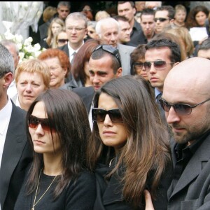 Les parents de Grégory Lemarchal, sa soeur Leslie et Karine Ferri aux obsèques de Grégory Lemarchal le 3 mai 2007 à Chambéry.