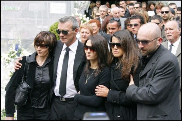 Les parents de Grégory Lemarchal, sa soeur Leslie et Karine Ferri aux obsèques de Grégory Lemarchal le 3 mai 2007 à Chambéry.
