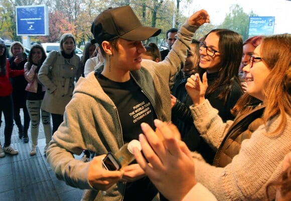 Exclusif - Justin Bieber rencontre des fans avant son concert à Zagreb, le 11 novembre 2016.