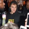Justin Bieber accueilli par ses fans à la sortie de son concert à Londres, le 17 octobre 2016.
