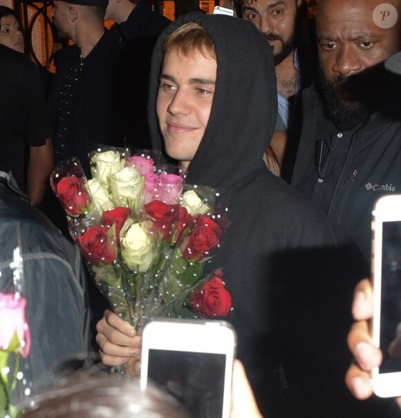 Justin Bieber accueilli par ses fans à la sortie de son concert à Londres, le 17 octobre 2016.
