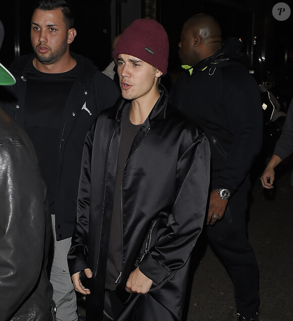 Justin Bieber, escorté par ses gardes du corps, traverse une foule de fans pour se rendre au bar "The Crow" avant d'aller faire la fête à la boîte de nuit "Tape" après la cérémonie des Brit Awards à Londres, le 24 février 2016.