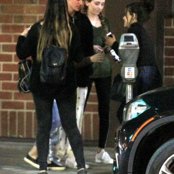 Exclusif - Justin Bieber sort d'un hôtel avec une jeune fille sosie de Selena Gomez à Beverly Hills le 21 janvier 2016.
