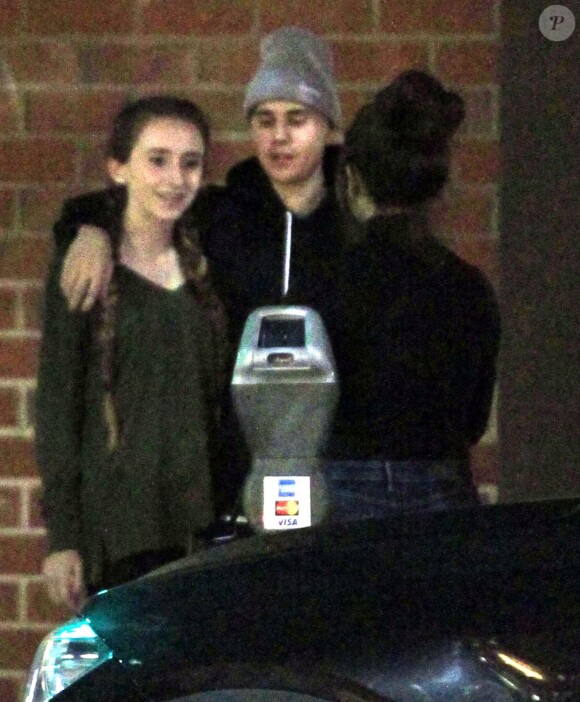Exclusif - Justin Bieber sort d'un hôtel avec une jeune fille sosie de Selena Gomez à Beverly Hills le 21 janvier 2016.