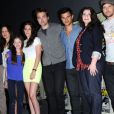 Taylor Lautner, Mackenzie Foy, Kristen Stewart, Robert Pattinson, Peter Facinelli, Elizabeth Reaser et Stephenie Meyer lors du Comic-Con 2012