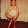 Elle avait 6 ou 7 ans et elle était danseuse à l'époque... Avant de devenir comédienne et de faire rire les Français... Frédérique Bel !