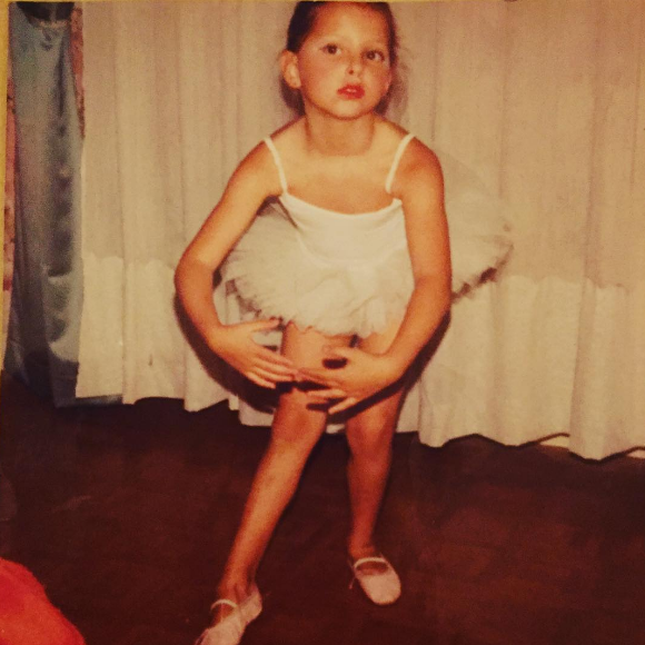 Elle avait 6 ou 7 ans et elle était danseuse à l'époque... Avant de devenir comédienne et de faire rire les Français... Frédérique Bel !