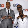 Jay Z et Kanye West brandissent le diamant de Roc Nation (ou le triangle illuminati ?) à une soirée GQ. New York, septembre 2007.