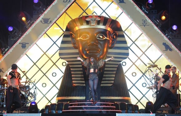Rihanna en concert au Wireless Fesitval à Londres. La pyramide la scène, un design dicté par les Illuminati ? Juillet 2012.