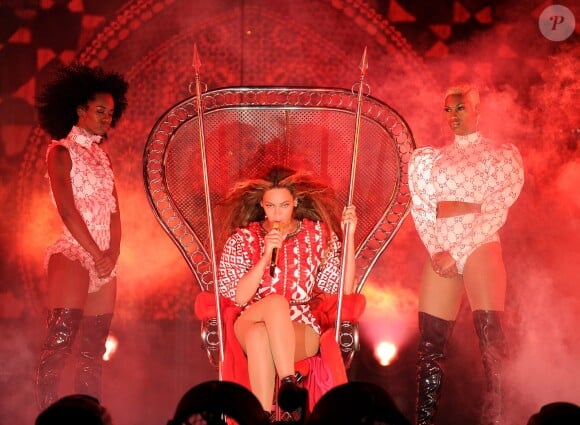 Un trône, deux gardes, deux sceptres et une lumière rouge : Beyoncé, intronisée reine de l'Enfer en plein concert ? Tampa, avril 2016.