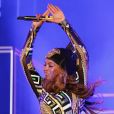 Beyoncé Knowles brandit-elle le diamant de Roc Nation ou le triangle, symbole associée aux Illuminati ? Chicago, le 24 juillet 2014.
