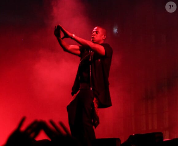 "Diamonds in the sky" ("Diamants en l'air"), scande Jay Z en concert. Un allégence aux Illuminati ? Pasadena, le 2 août 2014.